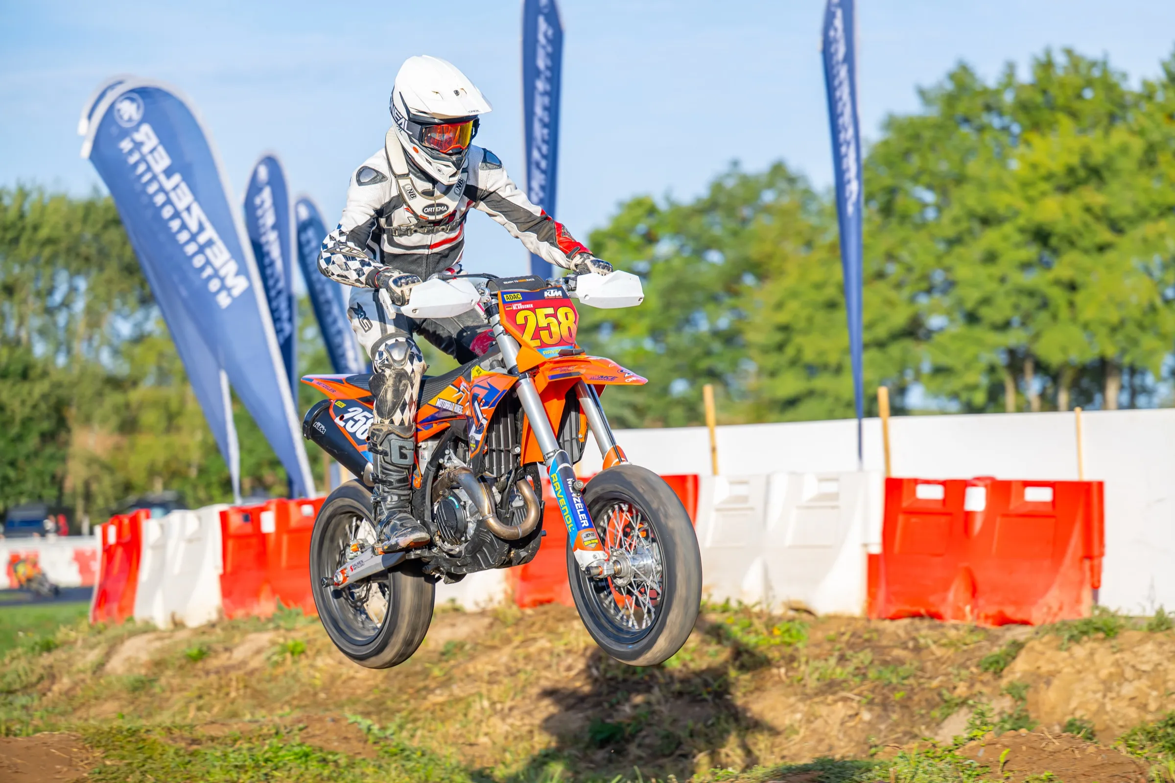 Leonard in der Luft über einer Kuppe beim Finale in Wittgenborn