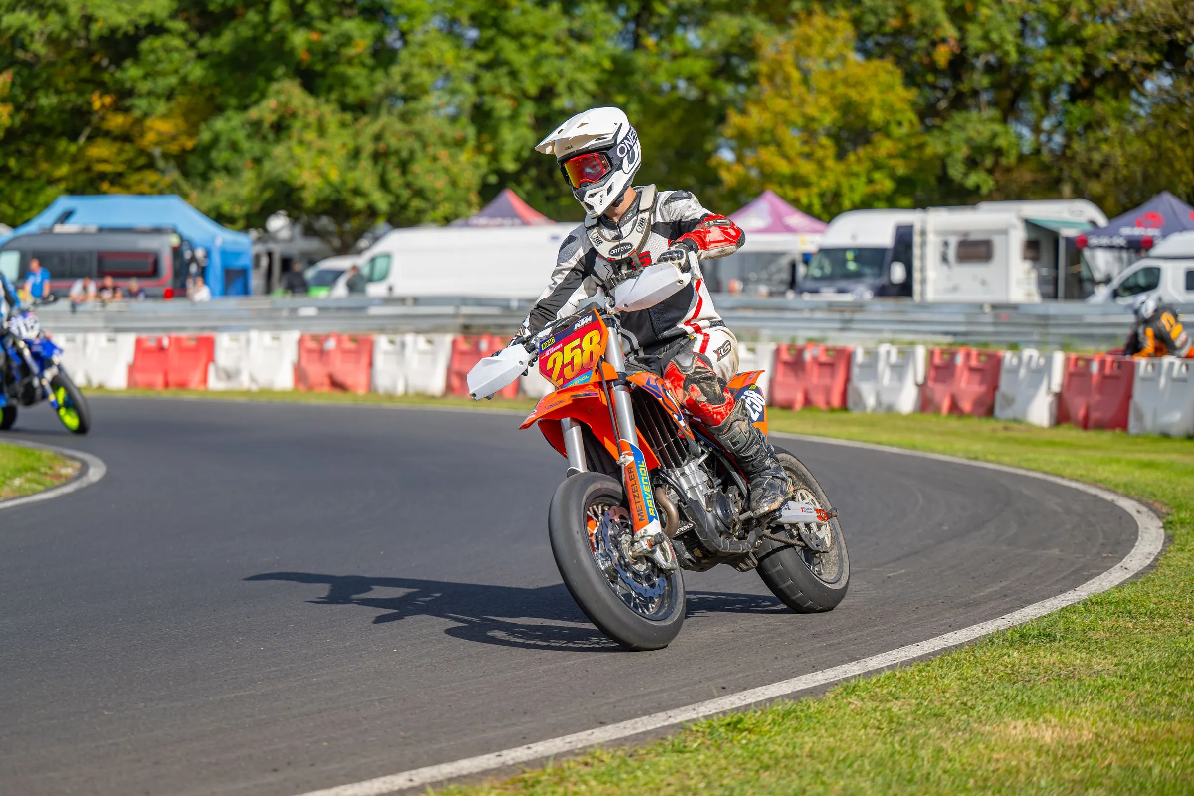 Finale Wittgenborn: frontal aus der Kurve, langer Schatten auf dem Asphalt