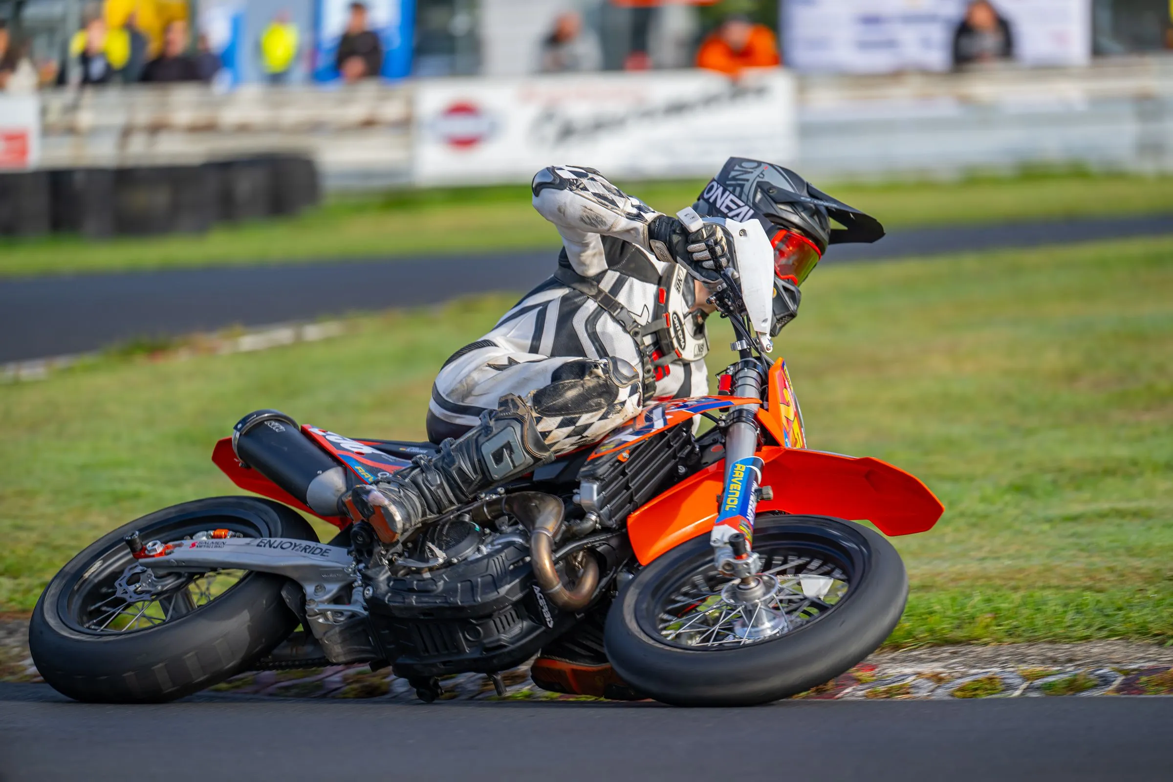 Finale Wittgenborn: extreme Schräglage, das Bike fast flach am Kerb