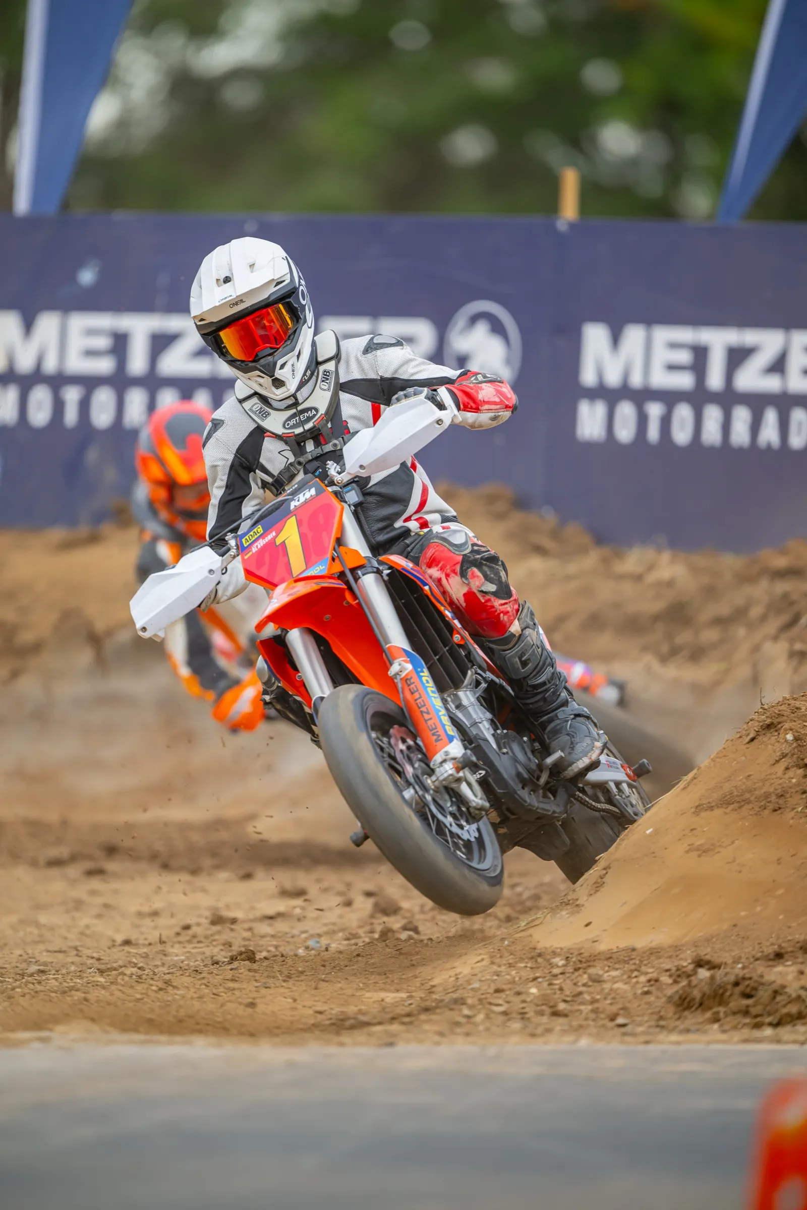 Finale Wittgenborn: Sand spritzt in der Offroad-Kurve